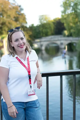 Ángela en un puente, de emprendedora a empresaria