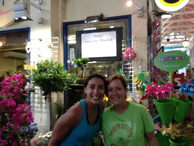 Ángela en su primer tour como guía, con una única clienta