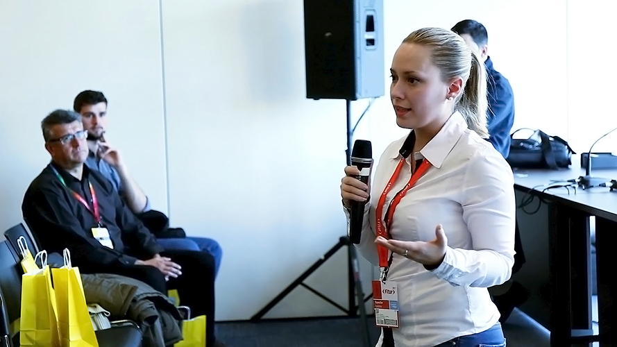 Ángela durante su primera ponencia en FITUR